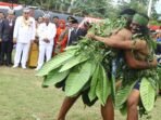 APRI-Bupati-dan-gubernur-melihat-permainan-tradisional-enggano