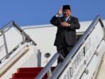 presiden-prabowo-subianto-berdiri-di-tanggal-pesawat-untuk-berangkat-ke-amerika-serikat-dari-bandara-internasional-capital-bei_169